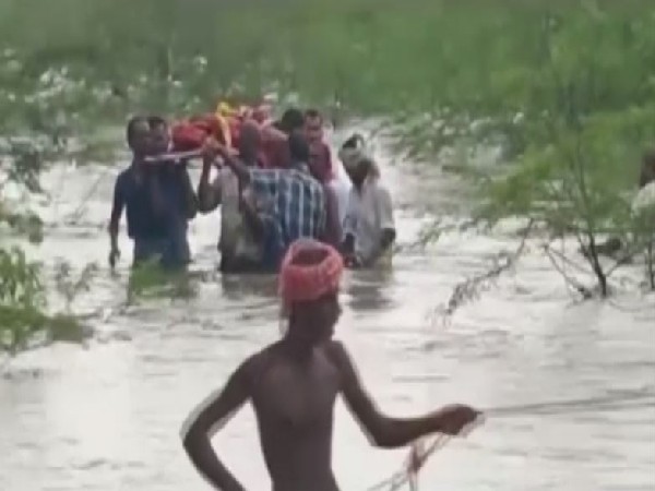 Virudhanagar: Villagers carry body of person through flooded river