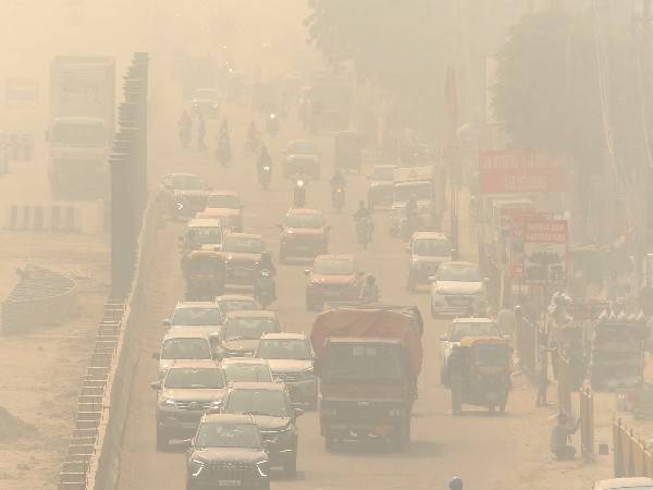 Delhi's air quality stagnant in 'very poor' category, AQI stands at 385