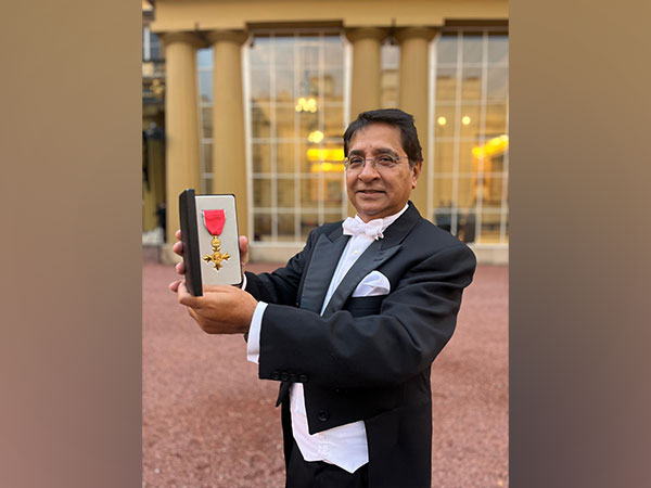 UK: Indian-origin charity worker Mohan Mansigani receives honour at Buckingham Palace 