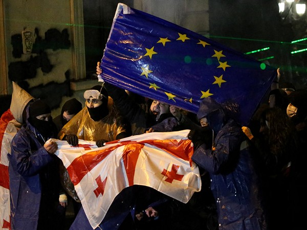 Georgia in Turmoil: Protests Erupt Over EU Talks Suspension