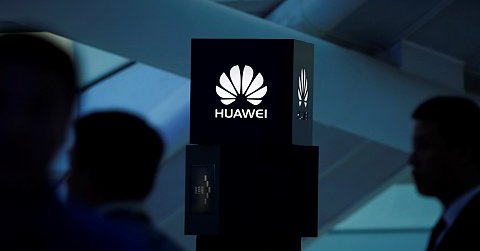 Huawei punishes two employees for tweeting New Year greetings using iPhone