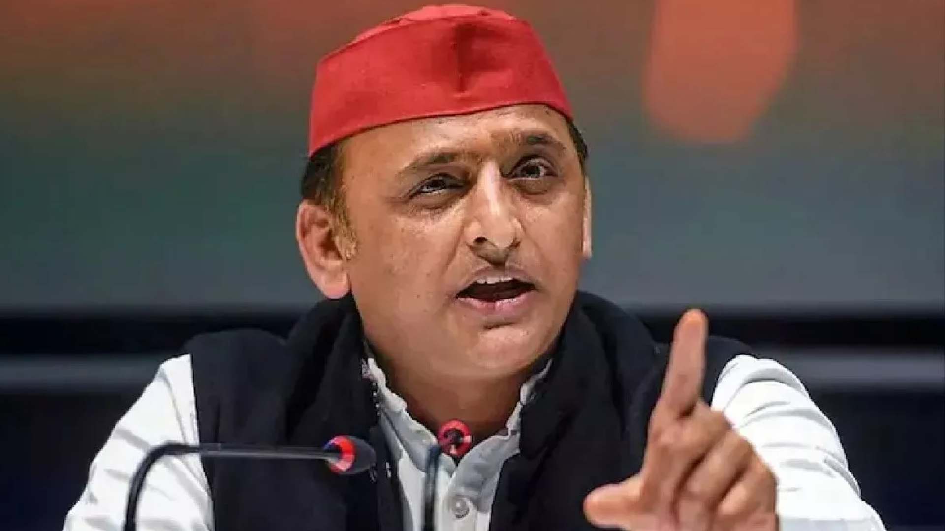 Akhilesh Yadav pulls up BJP, says some people like only one colour