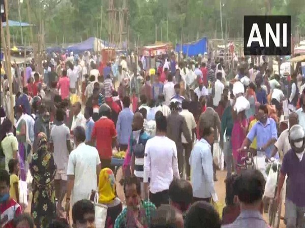 People defy social distancing norms at market in Bhubaneswar