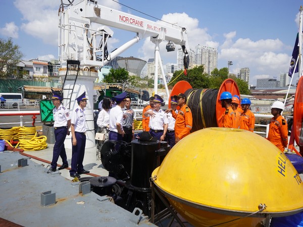 ICG ship Samudra Paheredar, Vietnam Coast Guard conduct joint training on marine oil pollution response 