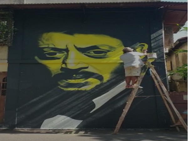 Mumbai artist pays tribute to Irrfan Khan by making his huge mural in Bandra