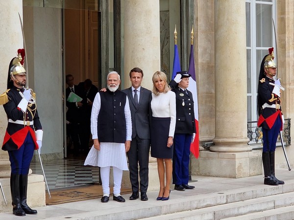 PM Modi meets French President Macron in Paris