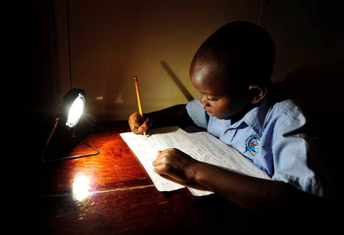 IOM installs 55 solar lamp posts in Kawar region of Niger through COSINN project 