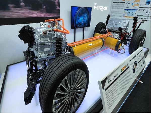 Car manufacturers in Japan exhibit vehicles with green technology