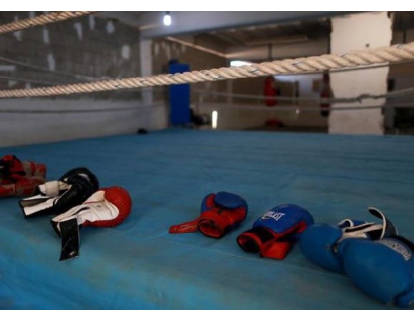 Boxing-Dutch boxer defies boycott to compete in Delhi championship