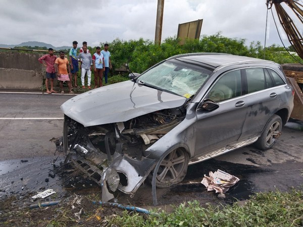 Maha: Police carry out repairs at spot of Cyrus Mistry's car crash in Palghar