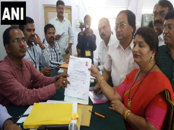 Maharashtra: Wife of state minister Bawankule files nomination as independent candidate