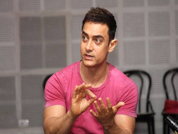 Aamir Khan unveils Kareena Kapoor Khan's look from 'Laal Singh Chaddha'