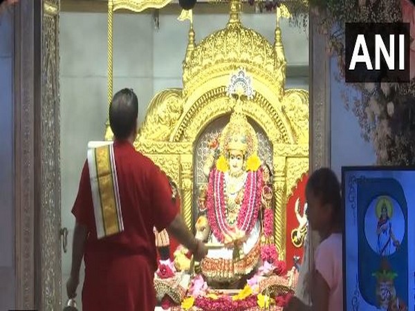 Devotees Gather for Shardiya Navratri Aarti Across India