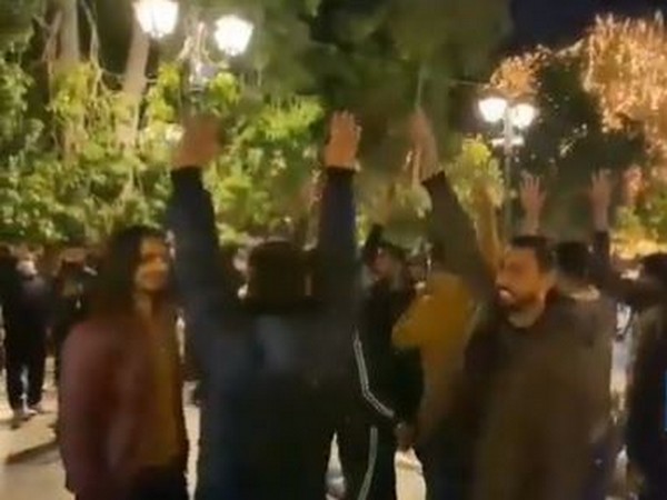 Pakistanis occupy Syntagma Square: 'Greece is besieged by a herd of foreigners', says Greek MP