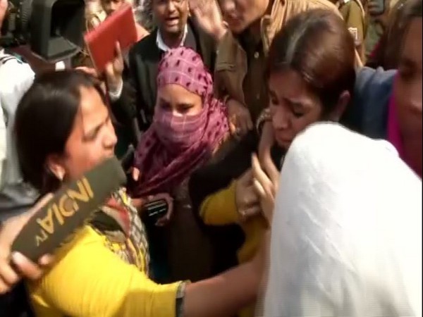 Delhi police detains political analyst Gunja Kapoor from Shaheen Bagh, released after questioning