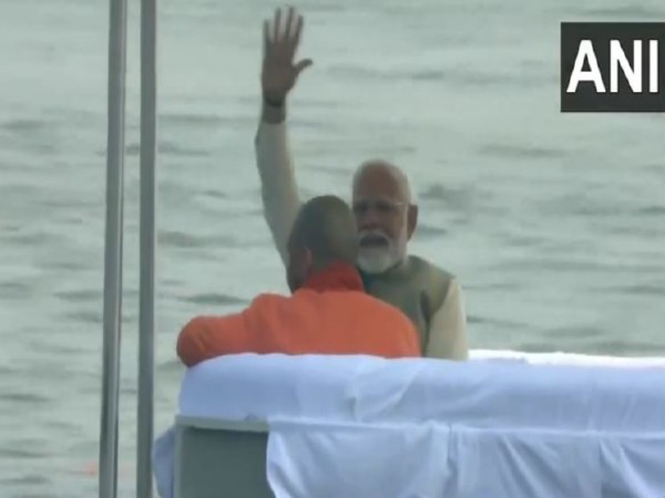 Modi Takes Holy Dip at Mahakumbh 2025: A Spiritual Confluence