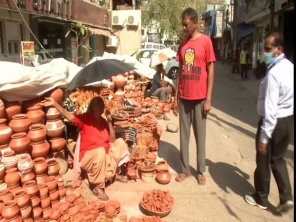 Septuagenarian woman sells diyas in Delhi, earns some money after days