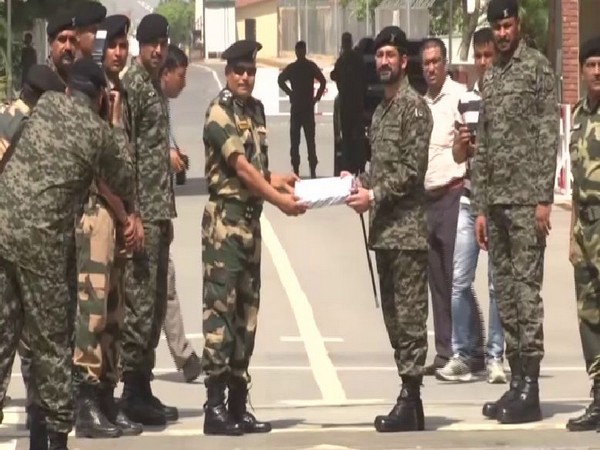 Jammu: Indo-Pak border forces celebrate Eid together 