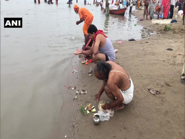 UP: Devotees gather at Sangam Ghat to celebrate Guru Purnima