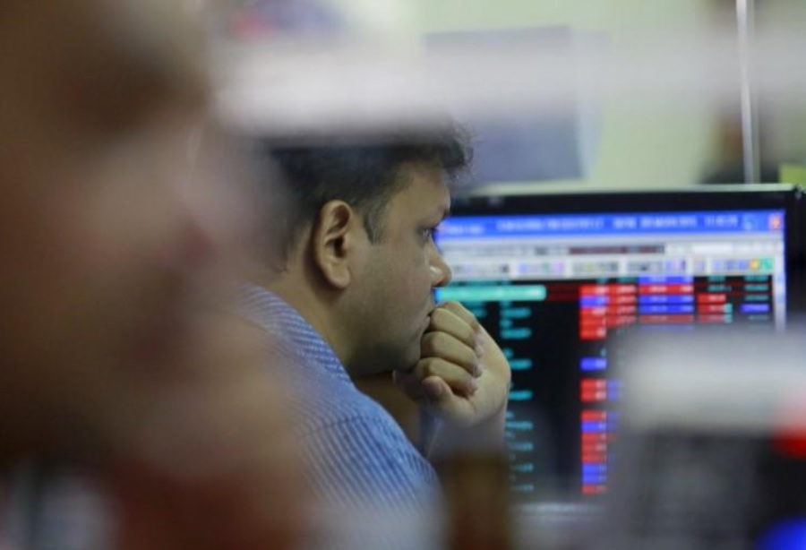 Indian stock market fall due to weak rupee