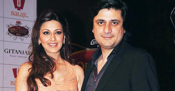 Anupam Kher meets Sonali Bendre fighting against cancer; calls her 'inspirational, courageous'