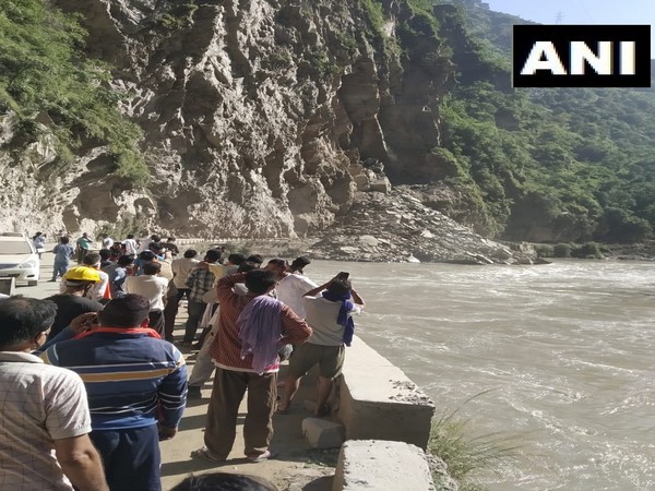 Landslide blocks National Highway 3 in Himachal's Mandi district 