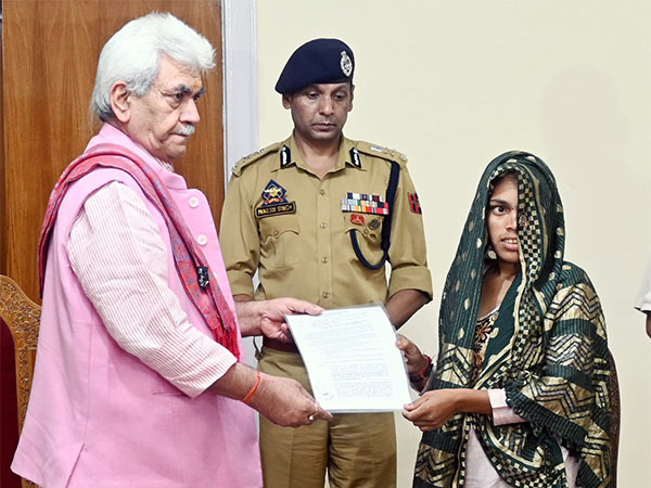 Lieutenant Governor Saxena Distributes Appointment Letters to New Delhi Government Recruits