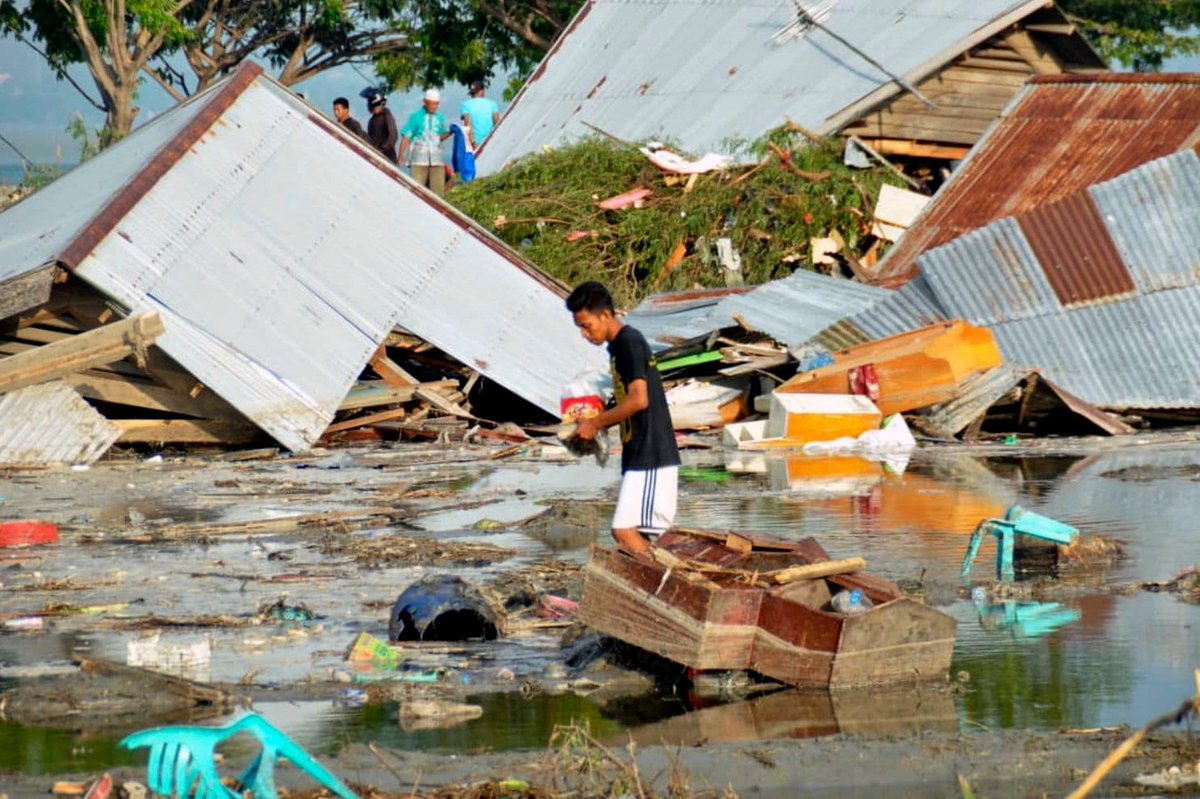 Indonesia's quake-tsunami death toll reaches alarmingly high; over 1,571 dead; rescue mission continues