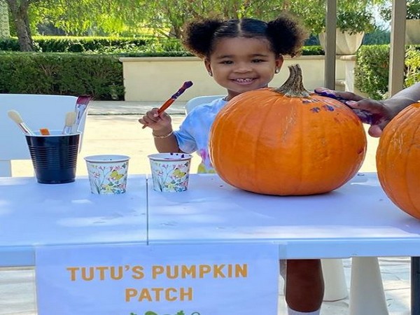 Khloe Kardashian, Tristan Thompson enjoy pumpkin party with daughter True