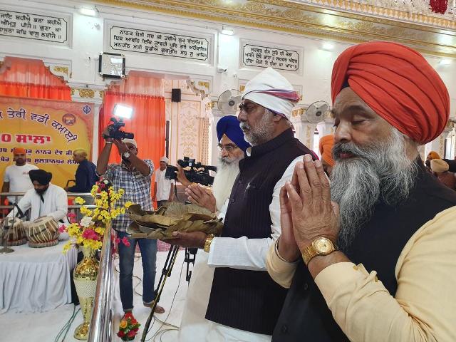 Prahlad Singh Patel pays obeisance at Sri Ber Sahib Gurudwara