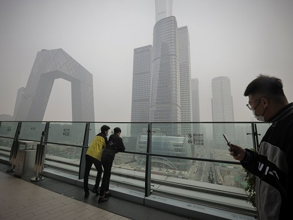 Beijing shuts roads, playgrounds due to heavy pollution