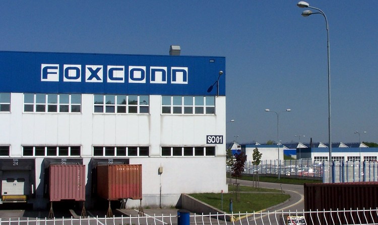 UPDATE 2-Foxconn has enough capacity outside China to meet Apple's U.S. demand