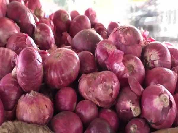 Mumbai: Onions prices continue to surge leaving customers in distress