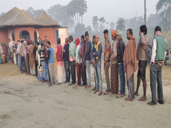 Bihar: Voters que up to vote for Kurhani bypolls; voters' turnout 11 pc till 9 am