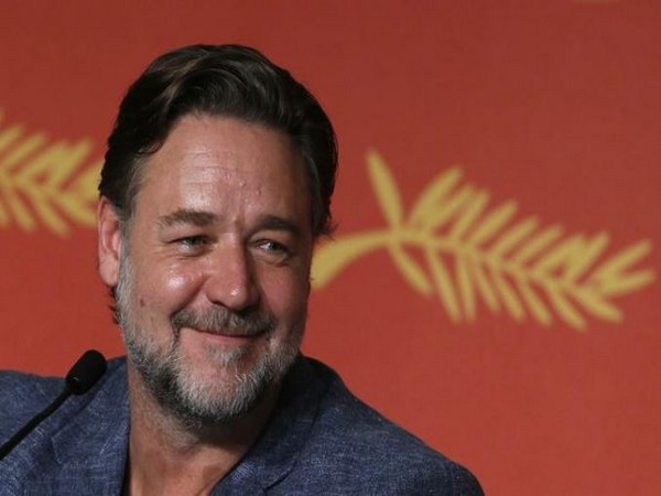 Absent Russell Crowe uses Golden Globes win to highlight Australia bushfire crisis