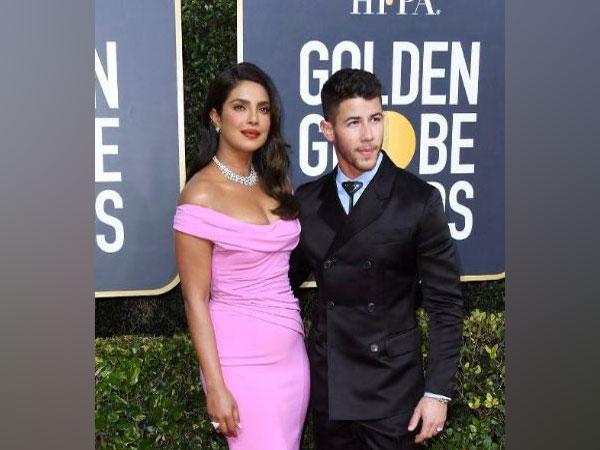 Priyanka Chopra, Nick Jonas peck romantic kiss at Golden Globe red carpet