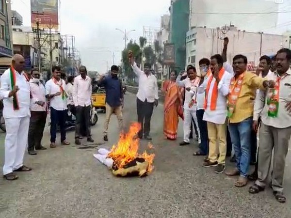 BJP holds protest in Andhra's Prakasam over attacks on temples in state 