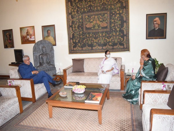 Mamata meets Governor Dhankar at Raj Bhavan 
