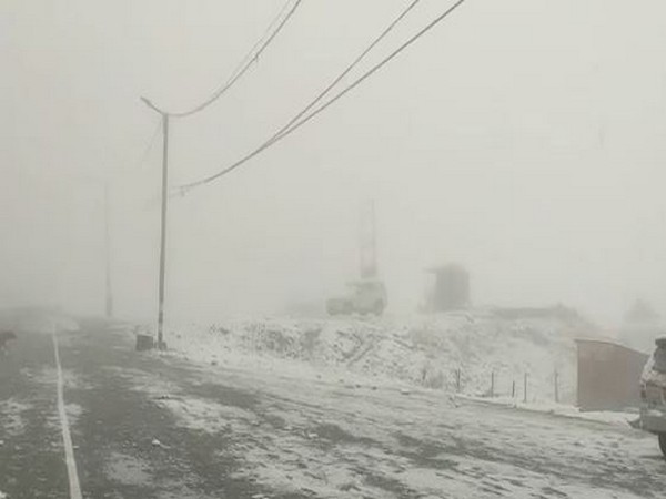 J&K: Snowfall in Sonamarg; night temperature rises at several places
