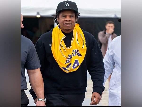 Jay Z wears Kobe Bryant jersey at Super Bowl party in tribute