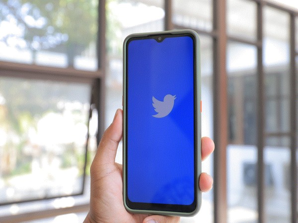 Twitter down for thousands of users due to "internal change"