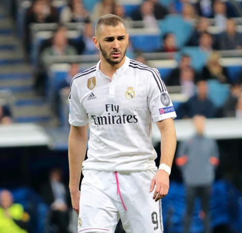 UPDATE 1-Soccer-Benzema brace gives Madrid victory over Eibar