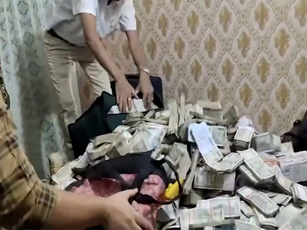 ED raids in Ranchi, huge amounts of cash recovered at home of household help of PS to Minister Alamgir Alam