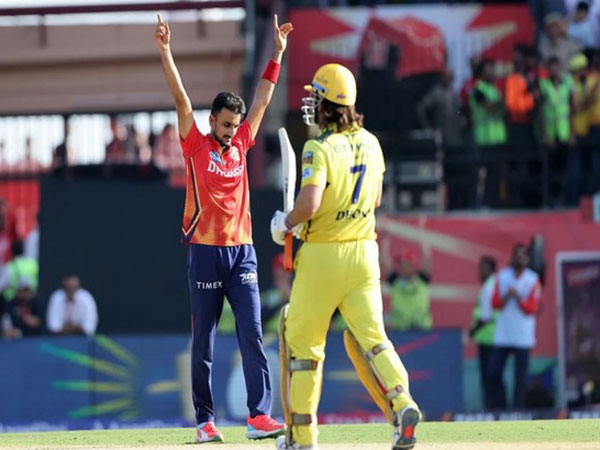 "I don't understand...": Harbhajan Singh questions CSK's decision to send Dhoni at no. 9 