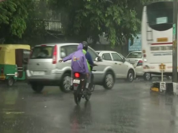 Rain lashes Delhi-NCR