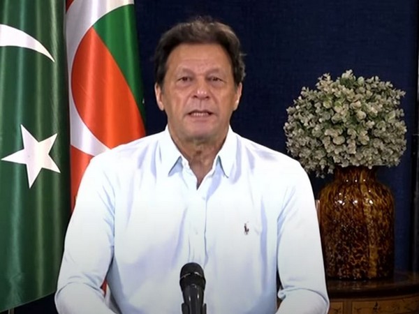 Pakistan Election Commission serves  two notices to Imran Khan over poll code violation