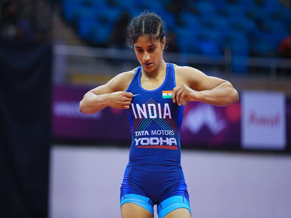 Vinesh Phogat Shocks World Champion Yui Susaki to Enter Olympic Quarters