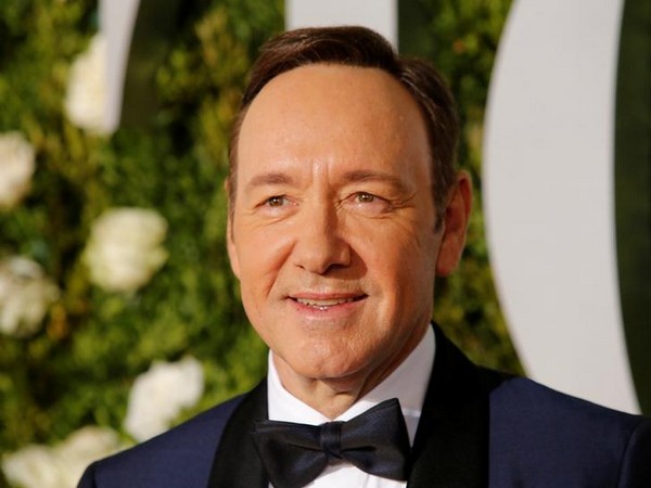 Kevin Spacey performs 'La Bamba', 'Twist and Shout' with street band in Spain