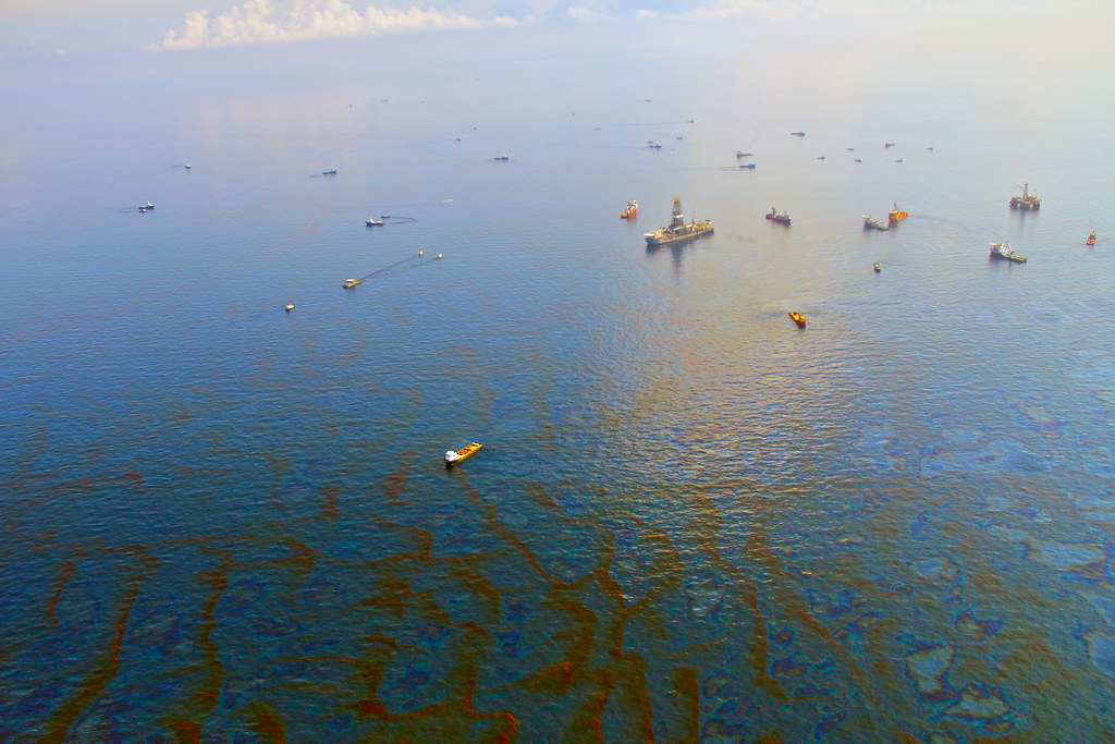 Oil spill smears coast in Venezuelan tourist hotspot