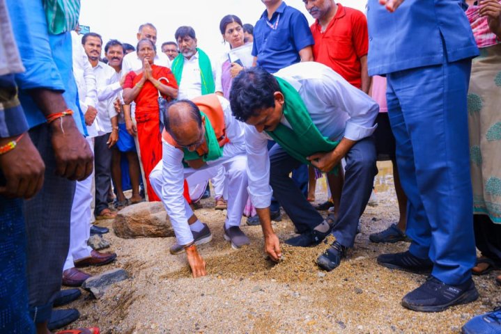 Shivraj Singh Chouhan Visits Flood-Affected Areas in Andhra and Telangana, Assures Support for Farmers